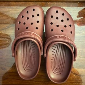 Burgundy crocs men’s 7 women’s 9